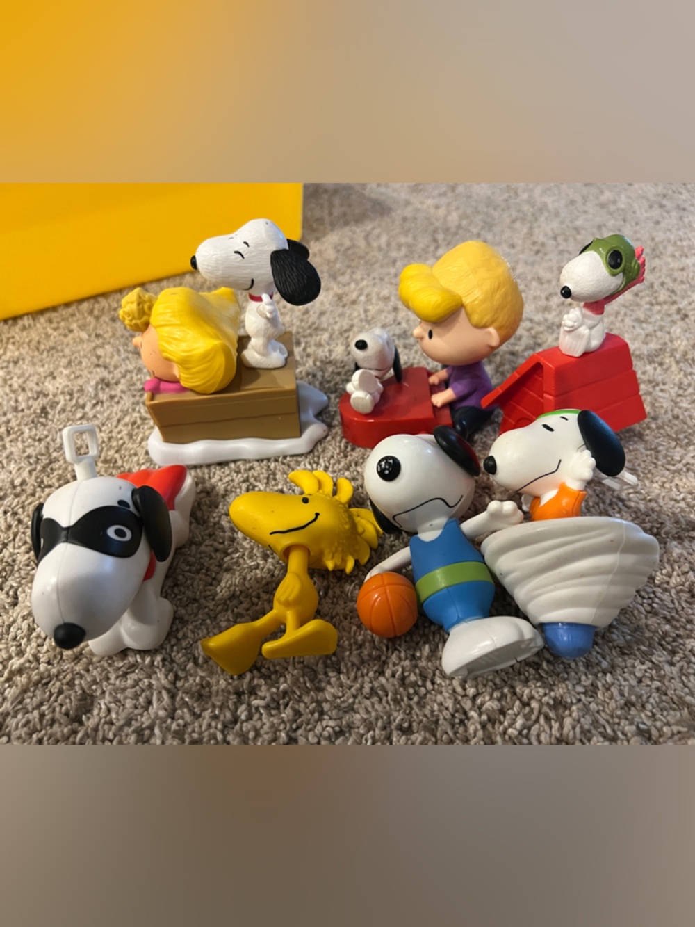 Peanuts Figure Playset - Yellow, White, Red, Blue